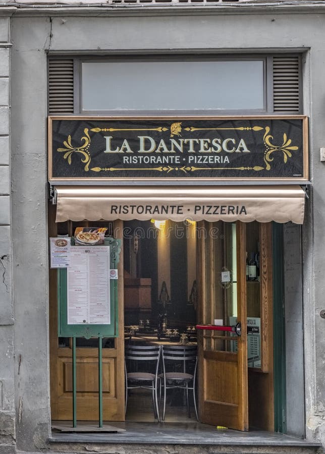 Le restaurant italien typique de pizzeria célèbre, situé sur la rue a appelé par l'intermédiaire de Panzani, encore vide image libre de droits Le restaurant italien typique de pizzeria célèbre, situé sur la rue a appelé par l'intermédiaire de Panzani, encore vide image libre de droits