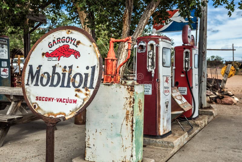 Le retro pompe di gas e un Mobiloil arrugginito firmano su Route 66 storico fotografia stock Le retro pompe di gas e un Mobiloil arrugginito firmano su Route 66 storico fotografia stock