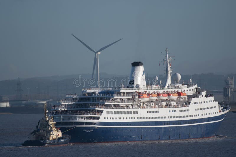 Le revêtement Marco Polo de croisière arrive au dock d'Avonmouth photos libres de droits Le revêtement Marco Polo de croisière arrive au dock d'Avonmouth photos libres de droits