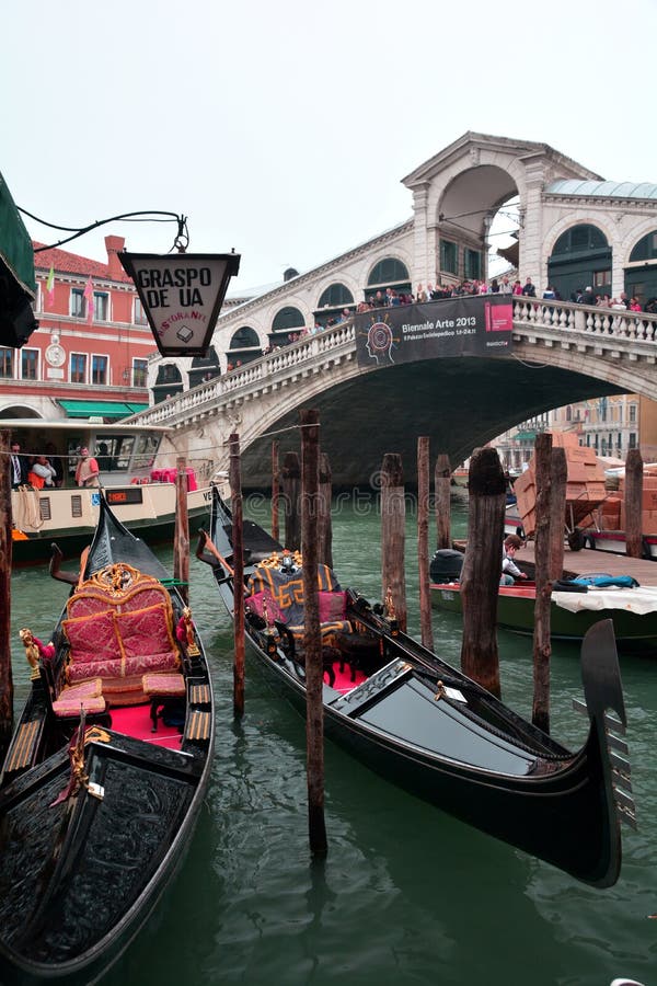 Le Rialto, gondoles, et la belle ville de Venise, Italie