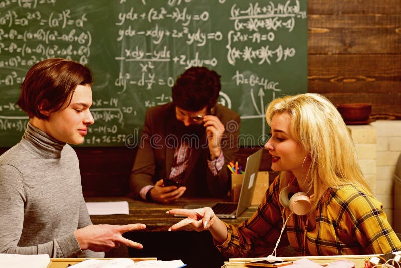 Le ripetizioni sono il modo che spiegate le informazioni ed il modo i vostri studenti reagiscono Bello fondo allievi fotografia stock libera da diritti Le ripetizioni sono il modo che spiegate le informazioni ed il modo i vostri studenti reagiscono Bello fondo allievi fotografia stock libera da diritti