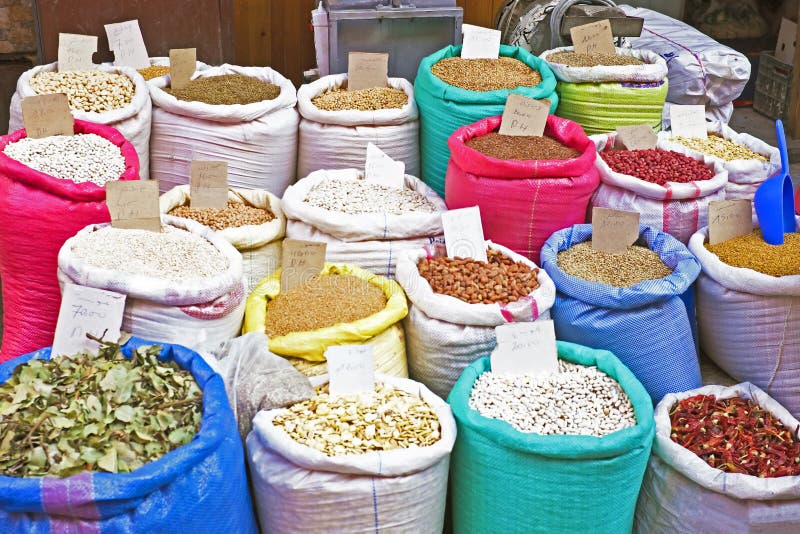Le riz, haricots, a séché des fruits sur un marché photos libres de droits Le riz, haricots, a séché des fruits sur un marché photos libres de droits