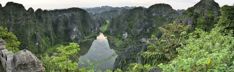 Le riz met en place pendant le début de la matinée chez Tam Coc, Ninh Binh, Vietnam photos stock Le riz met en place pendant le début de la matinée chez Tam Coc, Ninh Binh, Vietnam photos stock