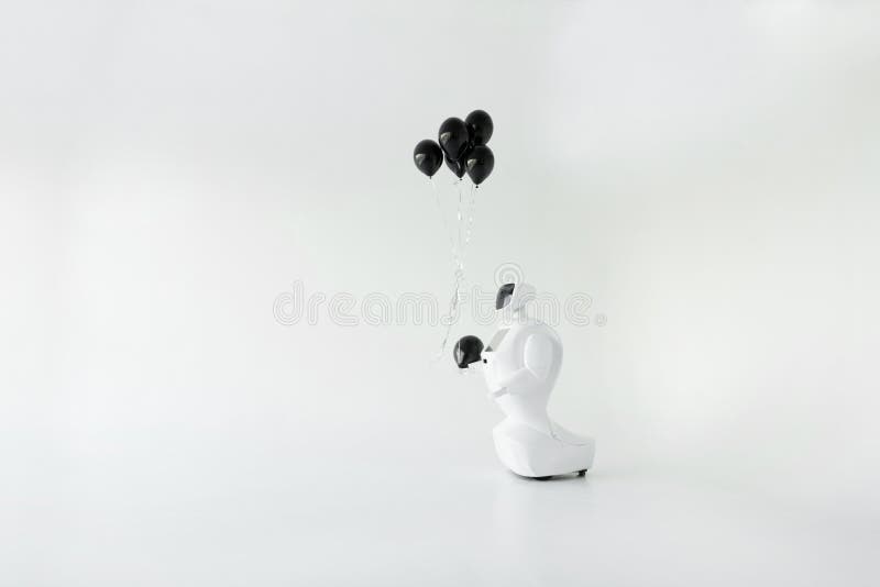 Le Robot Tient Des Ballons Dans Des Ses Mains Joyeux Anniversaire Systeme Cybernetique Aujourd Hui Technologies Robotiques Modern Image Stock Image Du Joyeux Cybernetique