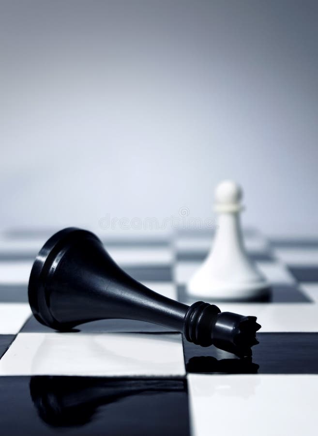 Le roi d'échecs est mort photographie stock Le roi d'échecs est mort photographie stock