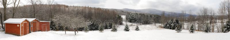 Le rouge jette le panorama de tempête d'hiver images libres de droits Le rouge jette le panorama de tempête d'hiver images libres de droits