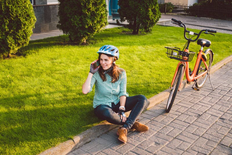 Le roulement d'homme et de ville vont à vélo, transport favorable à l'environnement Beau jeune repos se reposant caucasien de tra images libres de droits Le roulement d'homme et de ville vont à vélo, transport favorable à l'environnement Beau jeune repos se reposant caucasien de tra images libres de droits