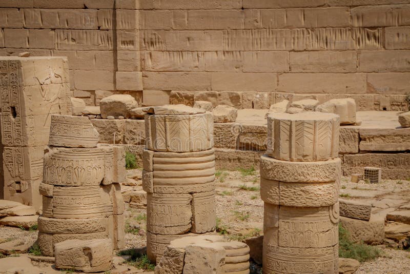 Le rovine di bello tempio antico del tempio di Hathor o di Dendera L'Egitto, Dendera, un tempio egiziano antico vicino alla città fotografie stock Le rovine di bello tempio antico del tempio di Hathor o di Dendera L'Egitto, Dendera, un tempio egiziano antico vicino alla città fotografie stock