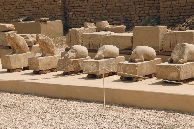 Le rovine di bello tempio antico del tempio di Hathor o di Dendera L'Egitto, Dendera, un tempio egiziano antico vicino alla città fotografia stock Le rovine di bello tempio antico del tempio di Hathor o di Dendera L'Egitto, Dendera, un tempio egiziano antico vicino alla città fotografia stock