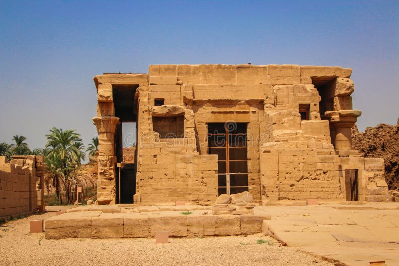 Le rovine di bello tempio antico del tempio di Hathor o di Dendera L'Egitto, Dendera, un tempio egiziano antico vicino alla città immagini stock Le rovine di bello tempio antico del tempio di Hathor o di Dendera L'Egitto, Dendera, un tempio egiziano antico vicino alla città immagini stock