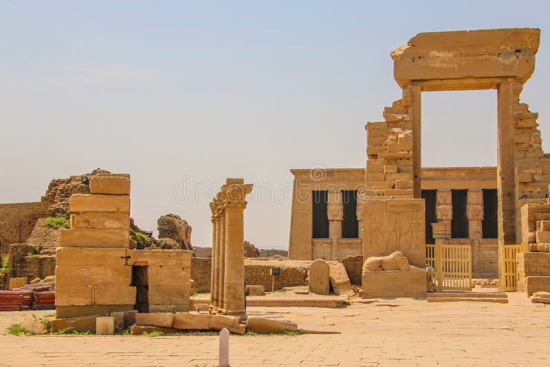 Le rovine di bello tempio antico del tempio di Hathor o di Dendera L'Egitto, Dendera, un tempio egiziano antico vicino alla città fotografia stock libera da diritti Le rovine di bello tempio antico del tempio di Hathor o di Dendera L'Egitto, Dendera, un tempio egiziano antico vicino alla città fotografia stock libera da diritti
