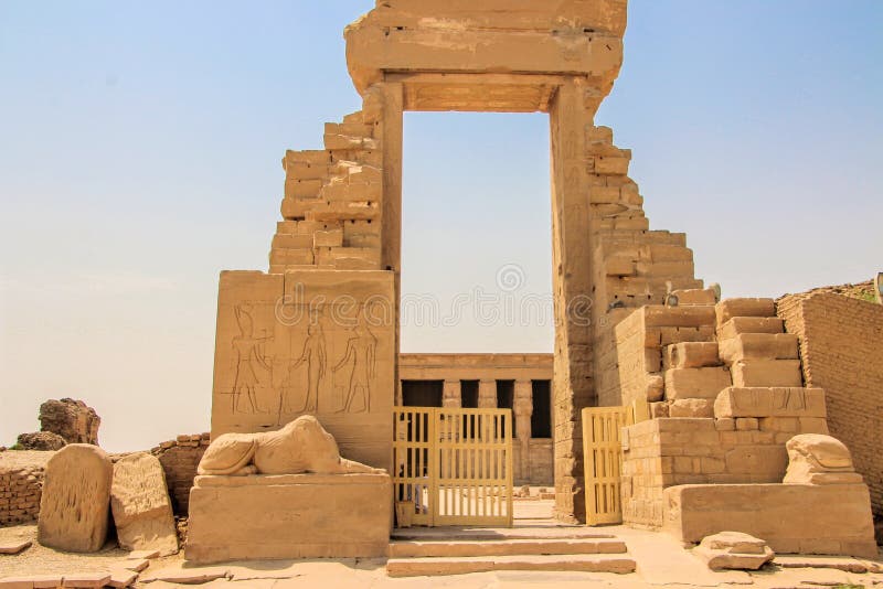 Le rovine di bello tempio antico del tempio di Hathor o di Dendera L'Egitto, Dendera, un tempio egiziano antico vicino alla città fotografia stock libera da diritti Le rovine di bello tempio antico del tempio di Hathor o di Dendera L'Egitto, Dendera, un tempio egiziano antico vicino alla città fotografia stock libera da diritti