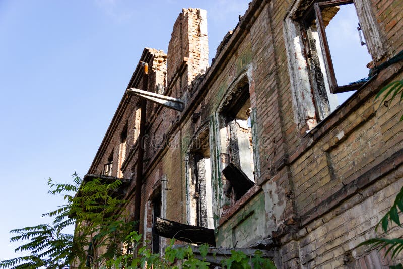 Le rovine di una casa antica bruciata Dnipro, Ucraina, novembre 2018 fotografia stock libera da diritti Le rovine di una casa antica bruciata Dnipro, Ucraina, novembre 2018 fotografia stock libera da diritti