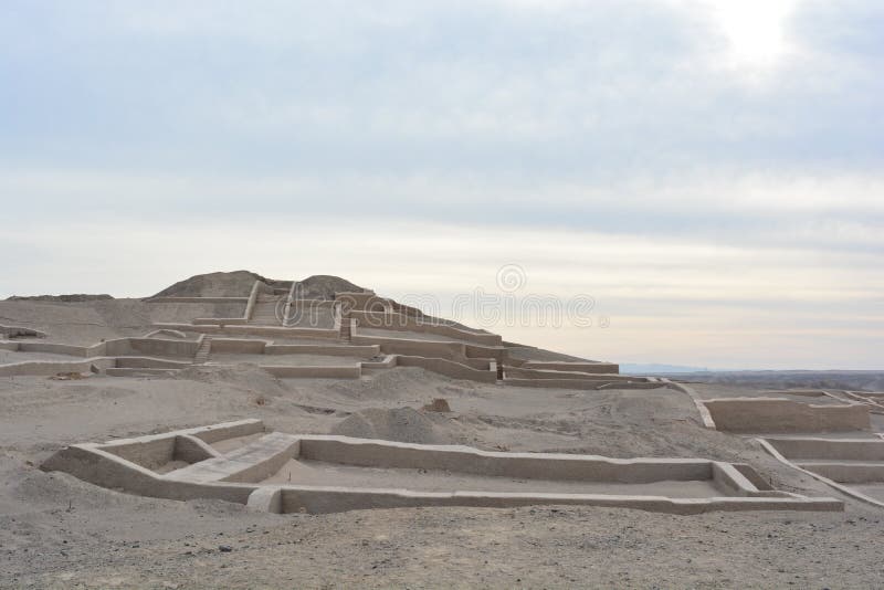 Le rovine di una piramide antica in Nazca abbandonano, il Perù