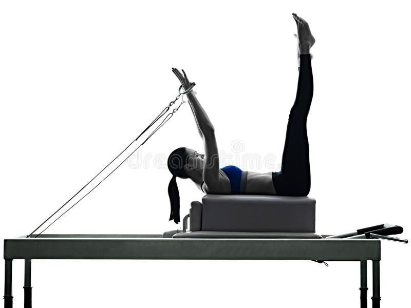 Le réformateur de pilates de femme exerce la forme physique photo stock