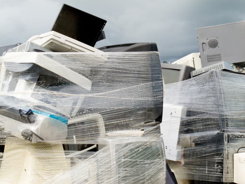 Le rétrécissement a enveloppé la pile de la perte d'ordinateur de l'électronique photo stock Le rétrécissement a enveloppé la pile de la perte d'ordinateur de l'électronique photo stock
