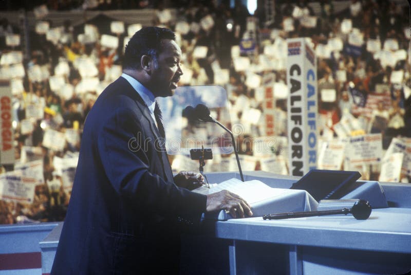 Le révérend Jesse Jackson s'adresse à la foule à la convention démocrate 2000 à Staples Center, Los Angeles, CA photos stock Le révérend Jesse Jackson s'adresse à la foule à la convention démocrate 2000 à Staples Center, Los Angeles, CA photos stock