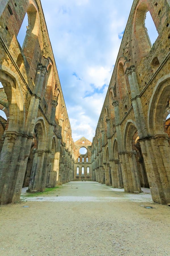 Le saint ou le San Galgano a découvert des ruines d'église d'abbaye. La Toscane, Italie photo stock Le saint ou le San Galgano a découvert des ruines d'église d'abbaye. La Toscane, Italie photo stock