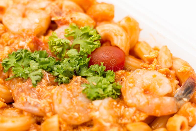 Le scalpore di costo-su hanno fritto i maccheroni con il contenitore di gamberetto messo su briciolo fotografie stock libere da diritti Le scalpore di costo-su hanno fritto i maccheroni con il contenitore di gamberetto messo su briciolo fotografie stock libere da diritti