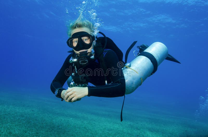 Le scaphandre latéral de bâti plonge dans l'eau bleue claire photographie stock Le scaphandre latéral de bâti plonge dans l'eau bleue claire photographie stock