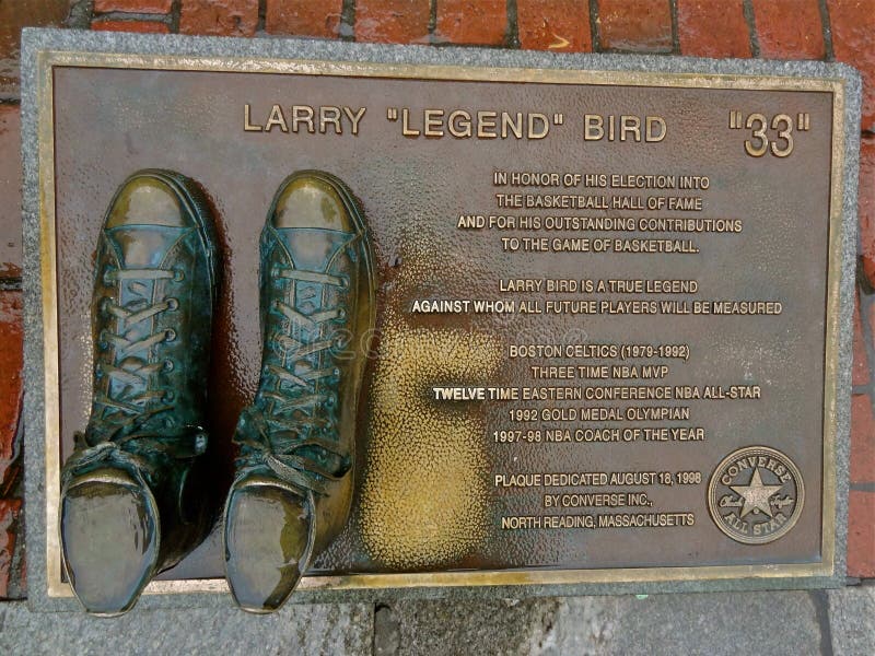 Le scarpe di pallacanestro hanno bronzato onorare Larry Bird immagini stock libere da diritti Le scarpe di pallacanestro hanno bronzato onorare Larry Bird immagini stock libere da diritti