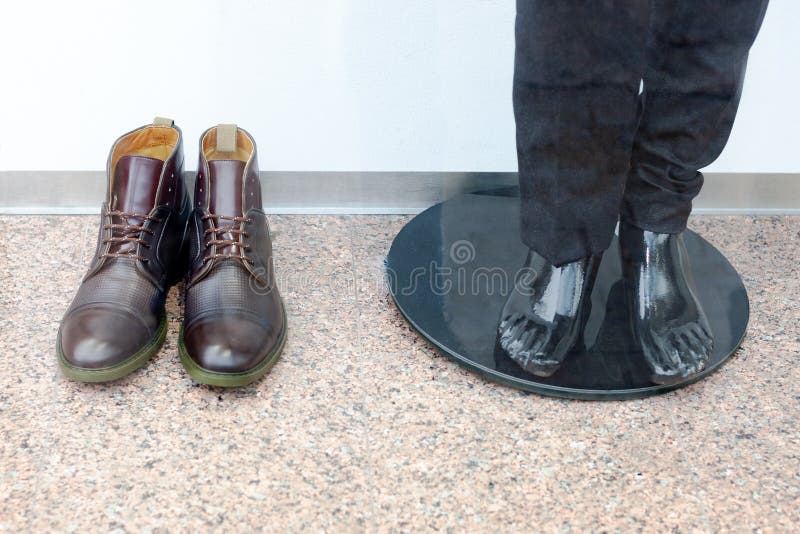 Le scarpe ed il manichino nudo degli uomini in pantaloni l'abbigliamento degli uomini alla moda immagini stock libere da diritti Le scarpe ed il manichino nudo degli uomini in pantaloni l'abbigliamento degli uomini alla moda immagini stock libere da diritti