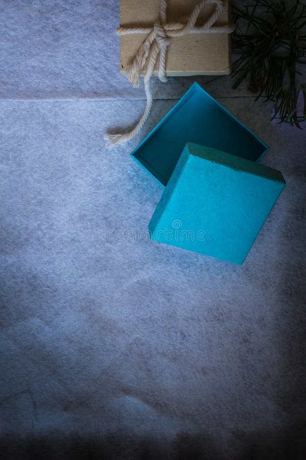 Le scatole si aprono su un fondo bianco fotografie stock libere da diritti