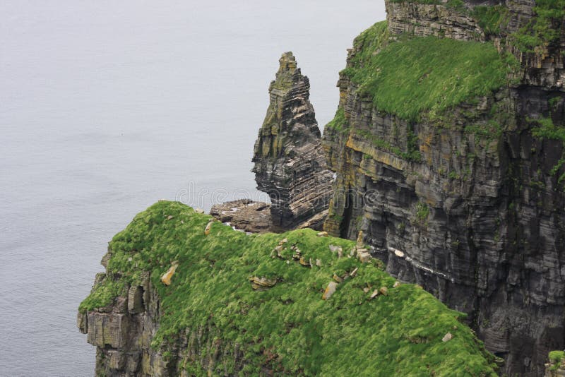 Le scogliere di Moher - vista della pila fotografia stock