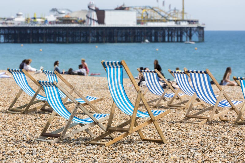 Download Le Sedie A Sdraio A Strisce Blu E Bianche Su Brighton Tirano Immagine Stock - Immagine di vuoto, britain: 56885453