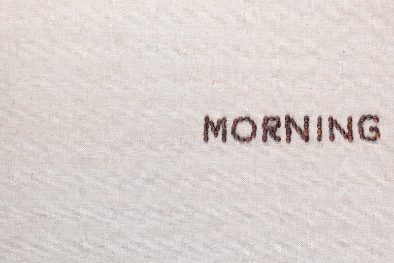 Le signe de lettre de matin des grains de café d'isolement sur la texture de linea, a aligné la droite moyenne images stock Le signe de lettre de matin des grains de café d'isolement sur la texture de linea, a aligné la droite moyenne images stock