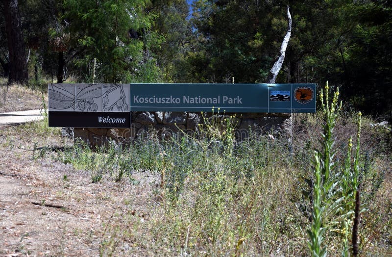 Le signe du parc national de Kosciuszko en montagnes de Milou images stock Le signe du parc national de Kosciuszko en montagnes de Milou images stock