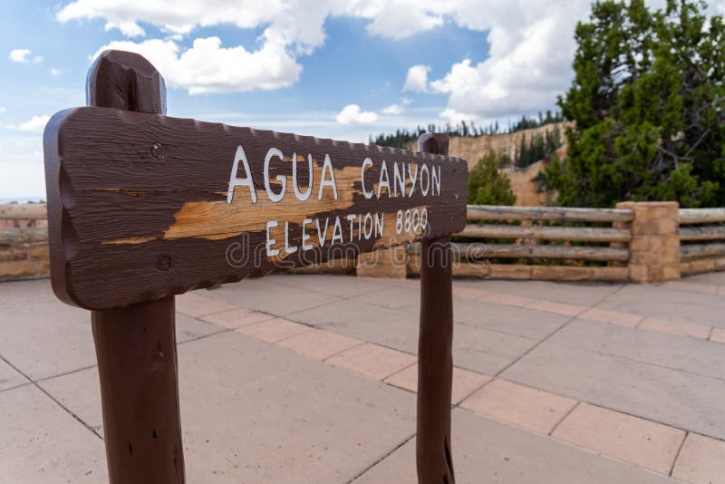 Le signe pour le canyon d'Agua en Bryce Canyon National Park, donnent sur des formations de roche de porte-malheur images libres de droits Le signe pour le canyon d'Agua en Bryce Canyon National Park, donnent sur des formations de roche de porte-malheur images libres de droits