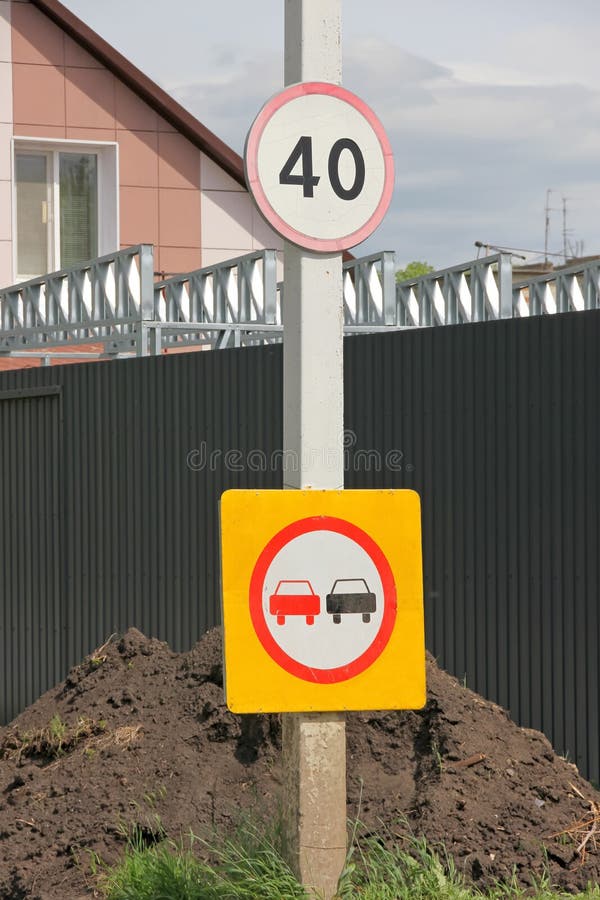 Le signe rattrapant est interdit et 40 en cercle rouge sur un poteau photographie stock libre de droits Le signe rattrapant est interdit et 40 en cercle rouge sur un poteau photographie stock libre de droits
