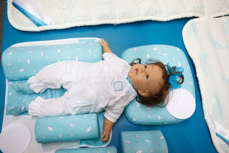 L'enfant Est Allongé Sur L'herbe Avec Un Casque Astronaute Et Rêve