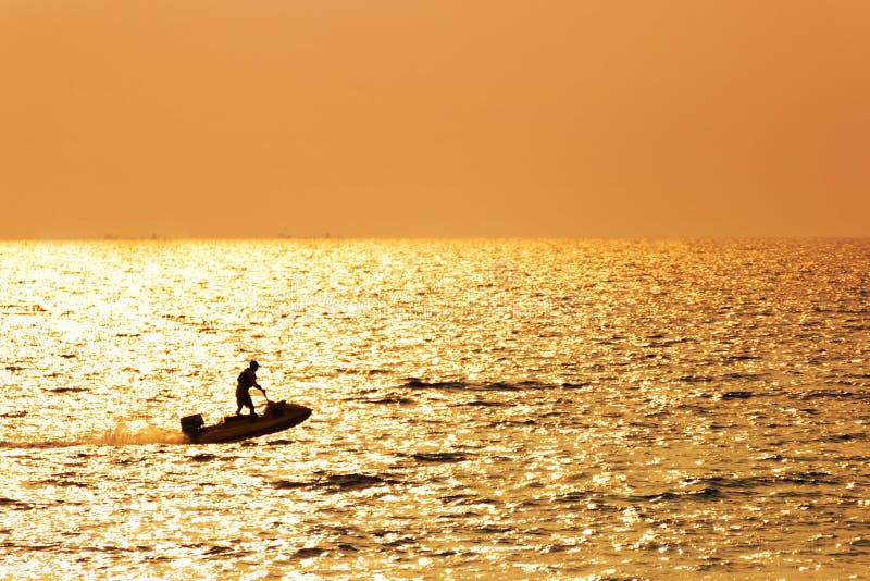 Le ski isolé de jet d'entraînement d'homme dans l'eau de mer image libre de droits Le ski isolé de jet d'entraînement d'homme dans l'eau de mer image libre de droits