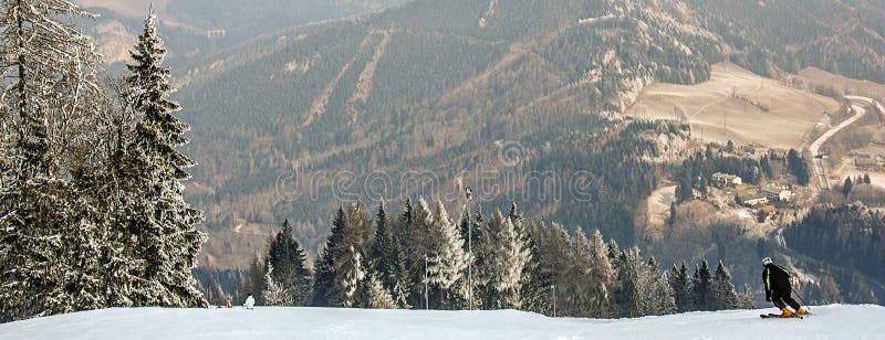Le skieur roule vers le bas du haut de la colline couronnée de neige sur le ski alpin Alpes, resorrt Semmering, Autriche de ski B