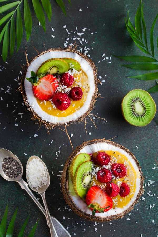 Le smoothie délicieux de mangue a complété avec les fruits frais et les baies a photos stock Le smoothie délicieux de mangue a complété avec les fruits frais et les baies a photos stock