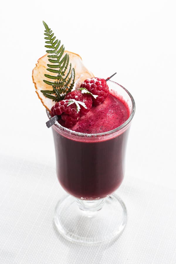 Le smoothie mauve frais à partir de fruits et légumes pour un mode de vie sain isolé sur fond de marbre clair Vue de dessus, copi photos libres de droits Le smoothie mauve frais à partir de fruits et légumes pour un mode de vie sain isolé sur fond de marbre clair Vue de dessus, copi photos libres de droits
