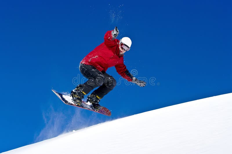 Le Snowboarder sautant par l'air avec le ciel bleu profond photos libres de droits Le Snowboarder sautant par l'air avec le ciel bleu profond photos libres de droits
