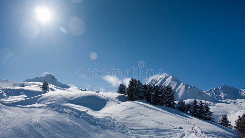 Soleil d'hiver dans les montagnes photo stock