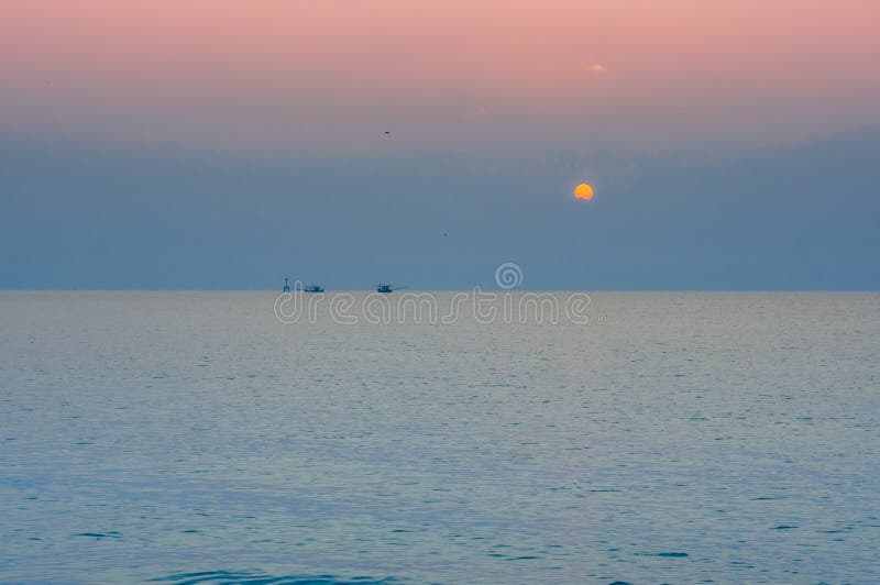 Le soleil de matin se lève au-dessus de la mer image stock Le soleil de matin se lève au-dessus de la mer image stock
