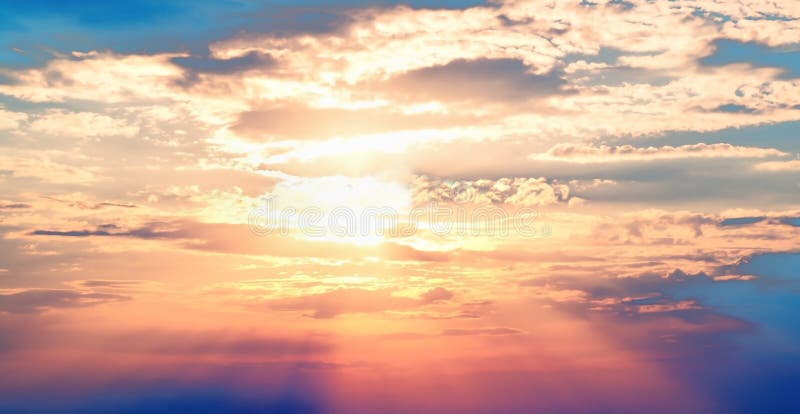 Le soleil de rouge de ciel bleu de coucher du soleil photo stock Le soleil de rouge de ciel bleu de coucher du soleil photo stock