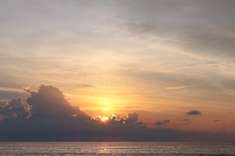 Le soleil disparaît derrière les nuages majestueux au coucher du soleil, Phuket images stock Le soleil disparaît derrière les nuages majestueux au coucher du soleil, Phuket images stock