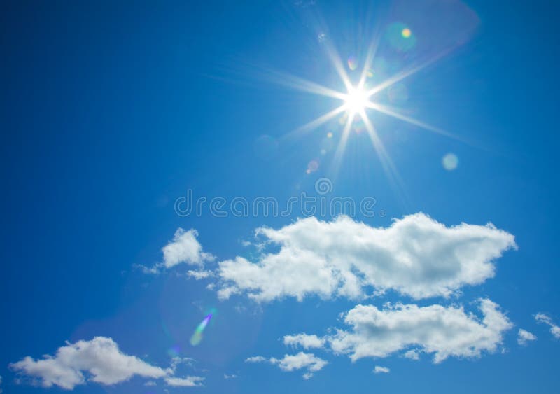 Le soleil en forme d'étoile en ciel bleu images libres de droits Le soleil en forme d'étoile en ciel bleu images libres de droits