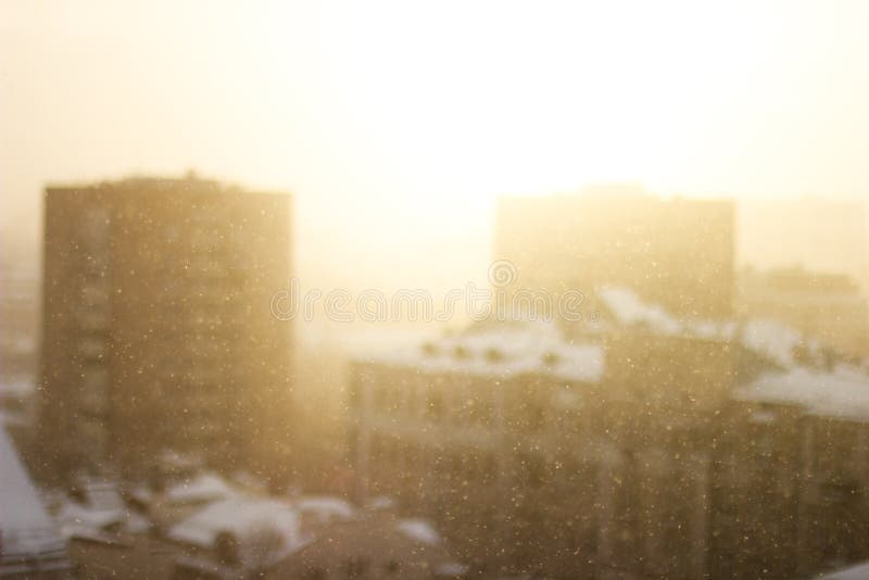 Le soleil et flocons de neige industriels d'hiver photographie stock Le soleil et flocons de neige industriels d'hiver photographie stock
