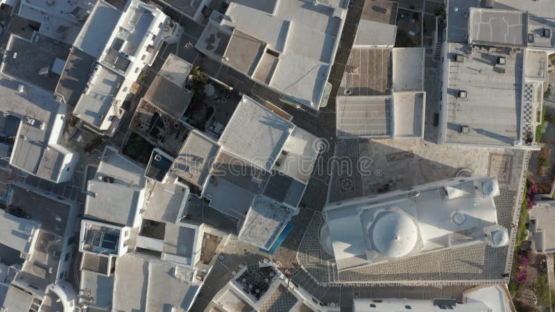 Le sommet aérien en bas des oiseaux voient l'antenne de l'île de santorin en Grèce banque de vidéos