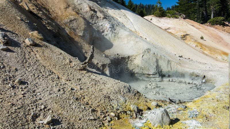 Le soufre fonctionne le mudpot de ébullition au parc national volcanique de Lassen images stock Le soufre fonctionne le mudpot de ébullition au parc national volcanique de Lassen images stock
