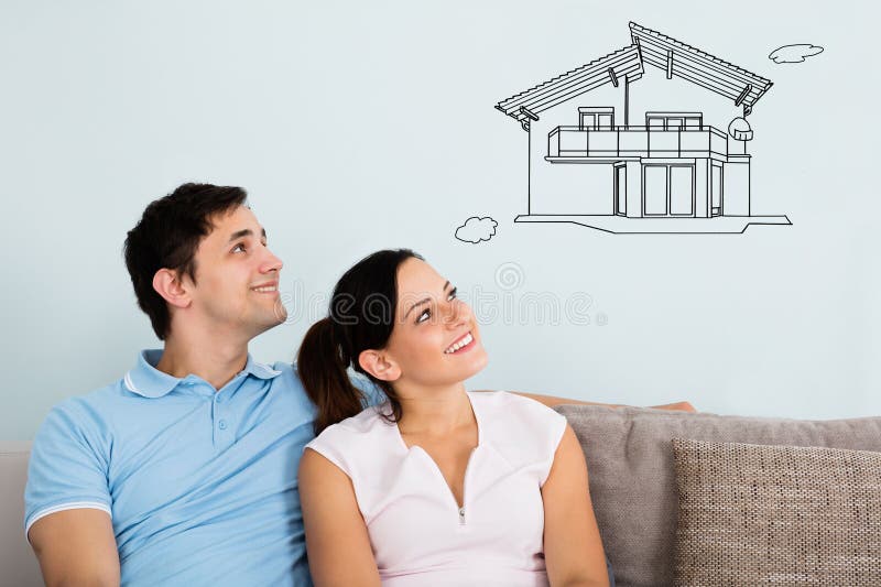 Le sourire couplent la pens? e? obtenir leur nouvelle maison images libres de droits