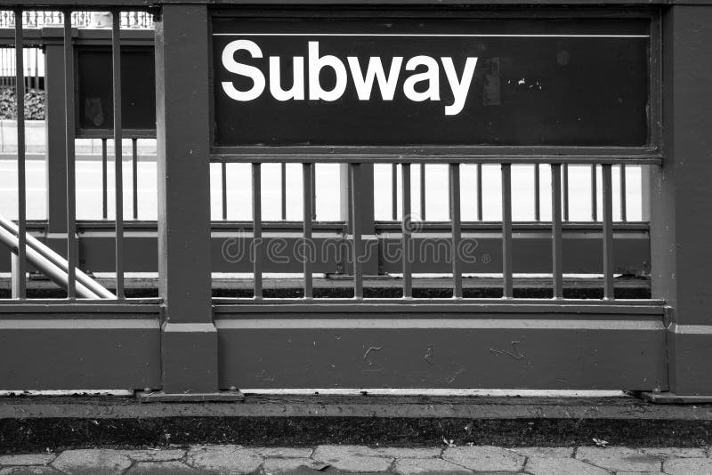 Le souterrain de New York se connectent la barrière en acier photographie stock Le souterrain de New York se connectent la barrière en acier photographie stock