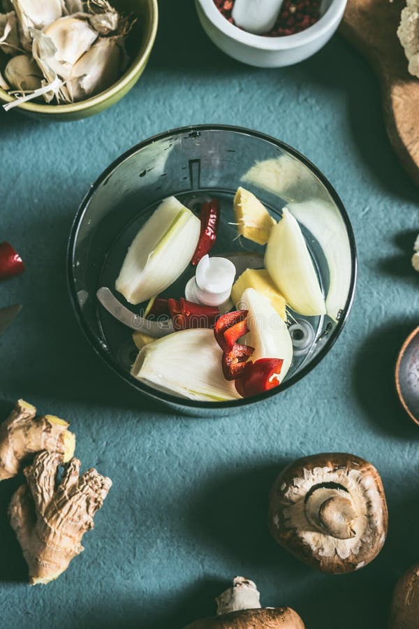 Le spezie si mescolano in miscelatore sul fondo con gli ingredienti, vista superiore del tavolo da cucina immagine stock libera da diritti Le spezie si mescolano in miscelatore sul fondo con gli ingredienti, vista superiore del tavolo da cucina immagine stock libera da diritti